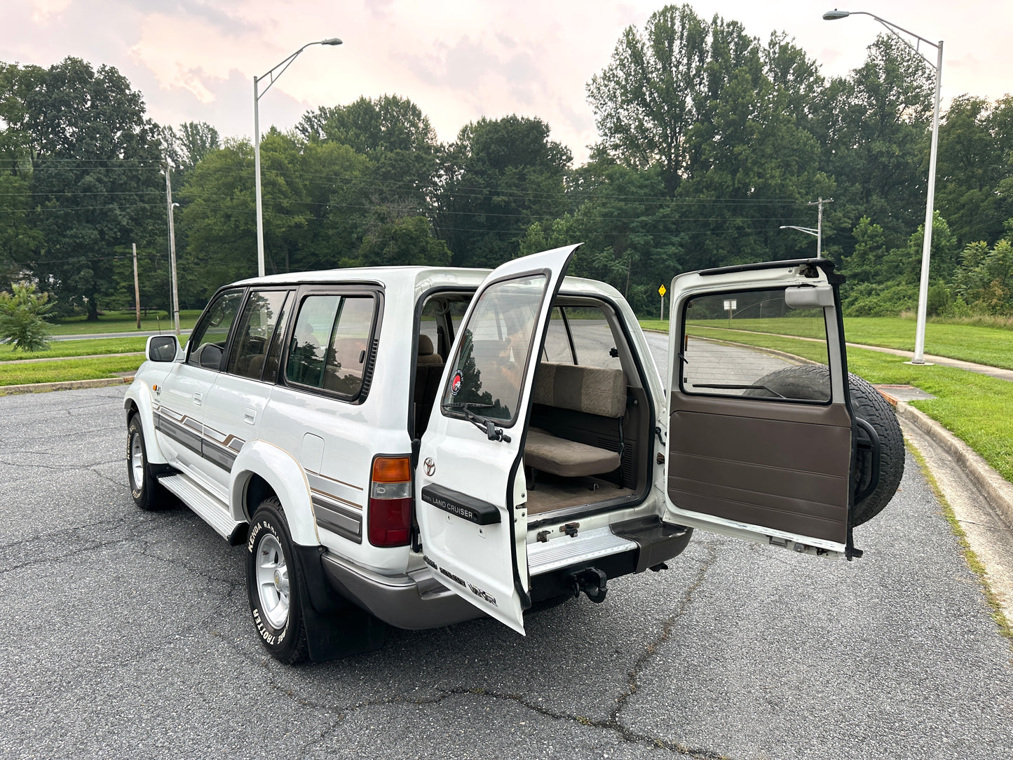 1997 TOYOTA LAND CRUISER FZJ80 VX-R 4WD - GCC SPEC - LEFT HAND DRIVE - 5 SPEED MANUAL - TRIPLE LOCKED - 56,203 Miles — LOT#859