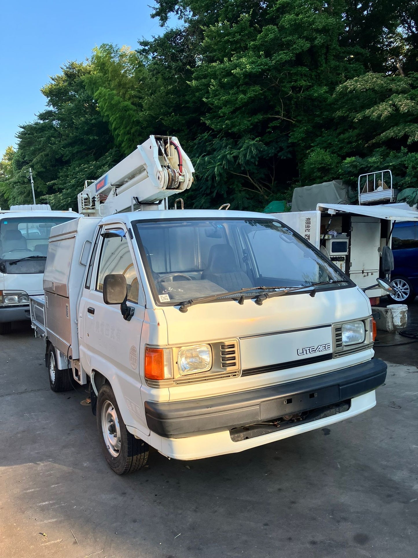 1991 TOYOTA LITEACE AICHI BUCKET TRUCK - DIESEL — 3,530 Miles