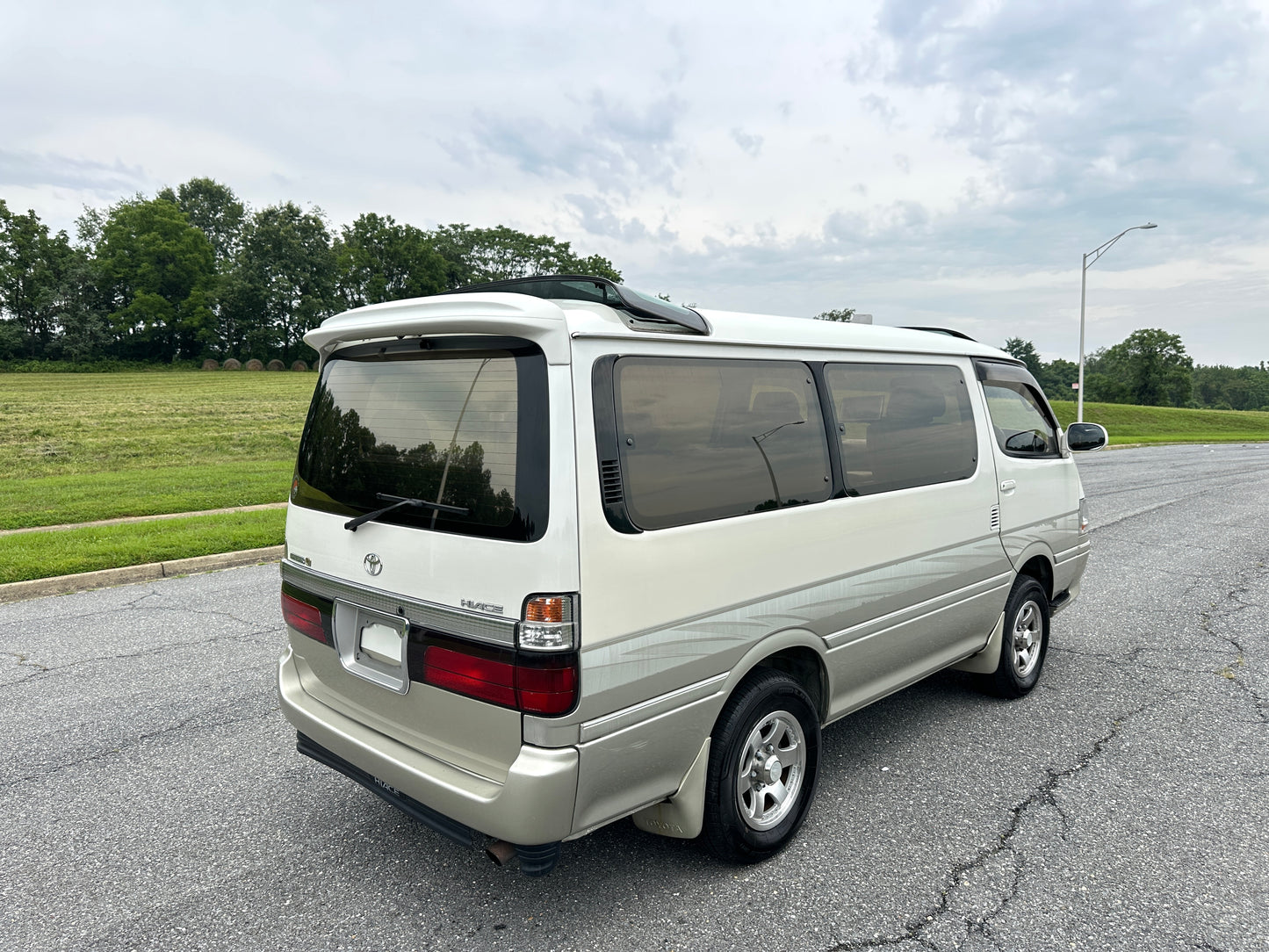 1999 TOYOTA HIACE SUPER CUSTOM LIVING SALOON EX 4WD - INTERCOOLED TURBO DIESEL — LOT#909