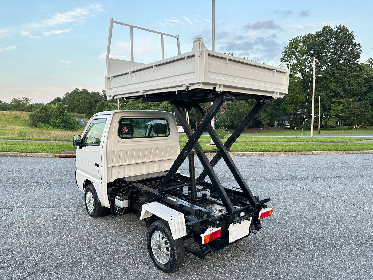 1997 SUZUKI CARRY SCISSOR-LIFT DUMP 4WD — LOT#581